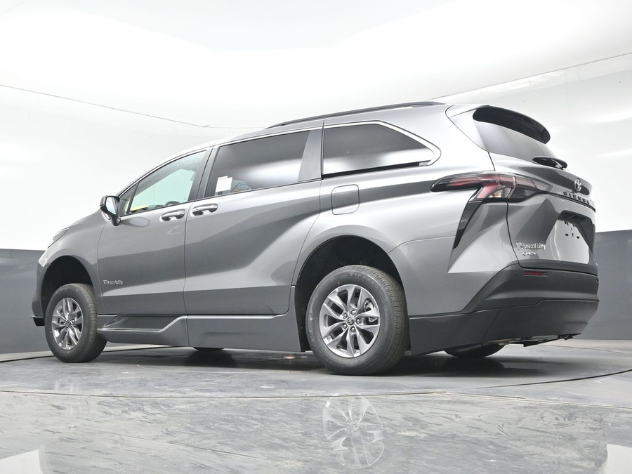 New 2026 Toyota Sienna Hybrid XLE Base - BraunAbility Side Entry Entry Fold Out Automatic Ramp