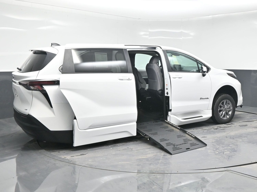 New 2025 Toyota Sienna Hybrid LE - BraunAbility Side Entry Entry Fold Out Automatic Ramp
