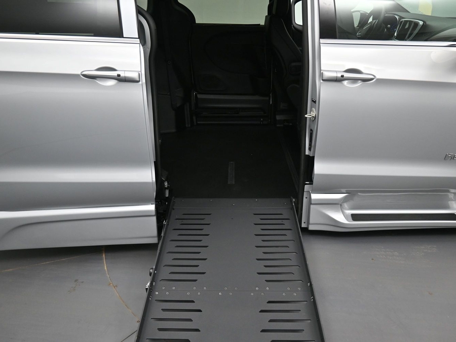 Silver Chrysler Pacifica image number 20