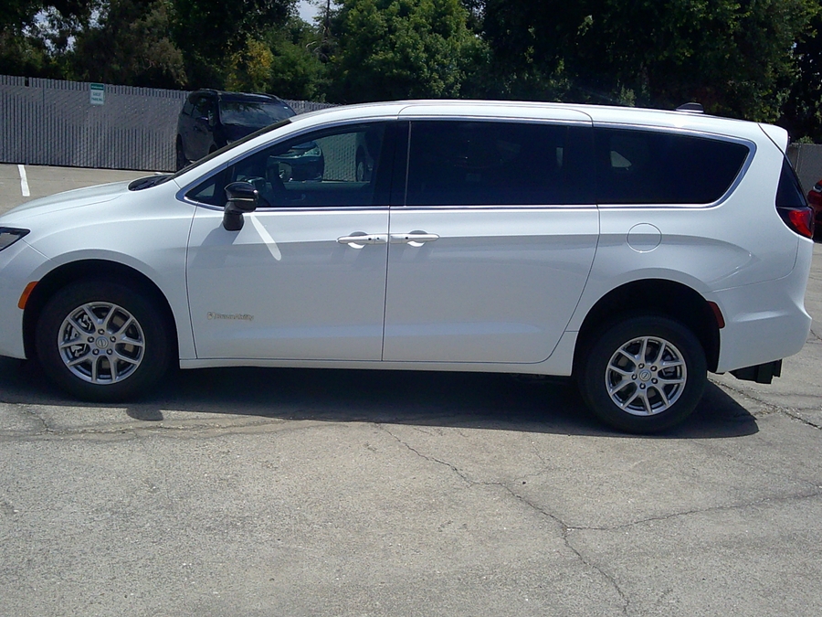 White Chrysler Voyager image number 1