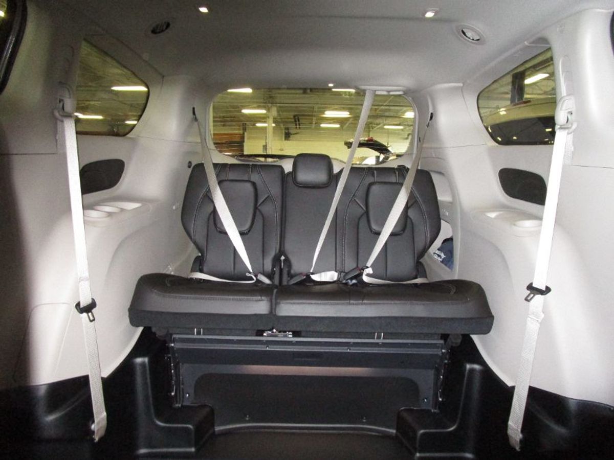 Silver Chrysler Pacifica image number 11