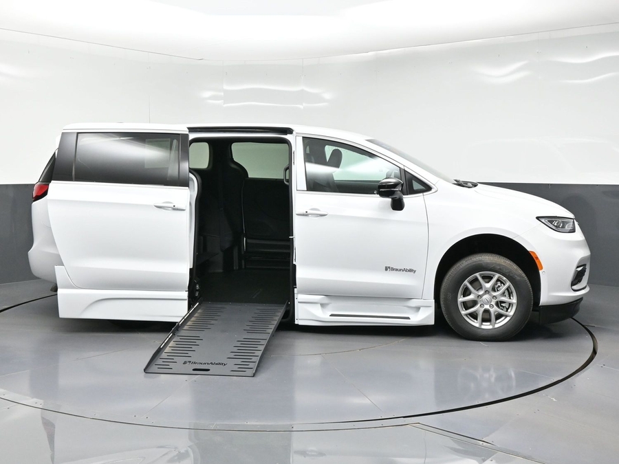 White Chrysler Pacifica image number 7
