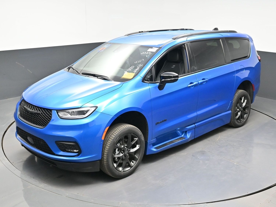 New 2026 Chrysler Pacifica Select Sport - BraunAbility Side Entry Entry Fold Out Automatic Ramp