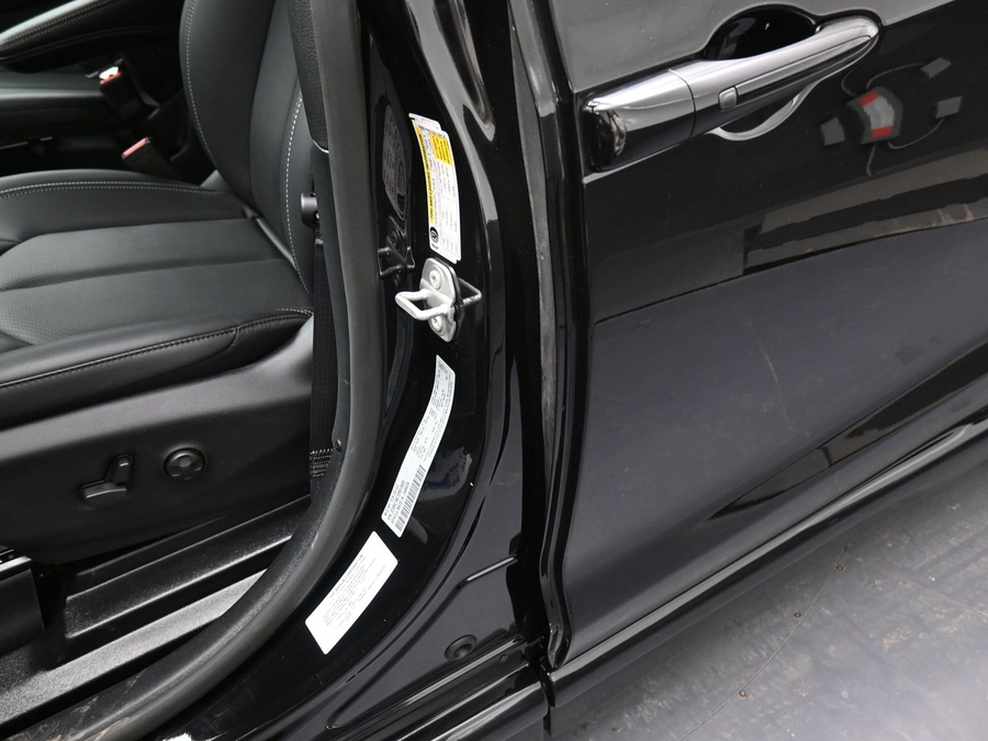 Black Chrysler Pacifica image number 16