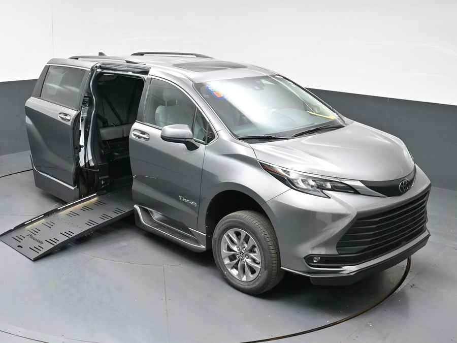 New 2026 Toyota Sienna Hybrid XLE Add - BraunAbility Side Entry Fold Out Automatic Ramp