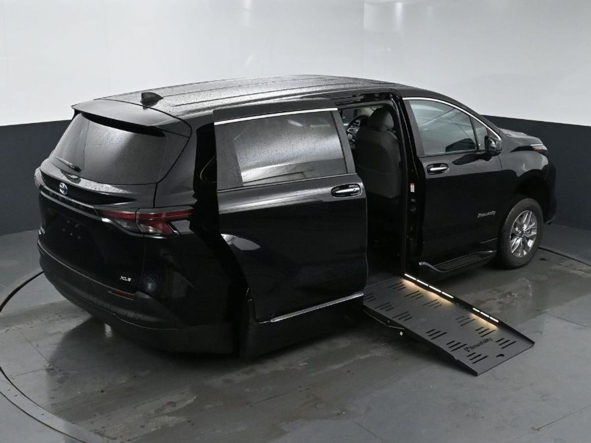 2025 TOYOTA SIENNA - Image 26