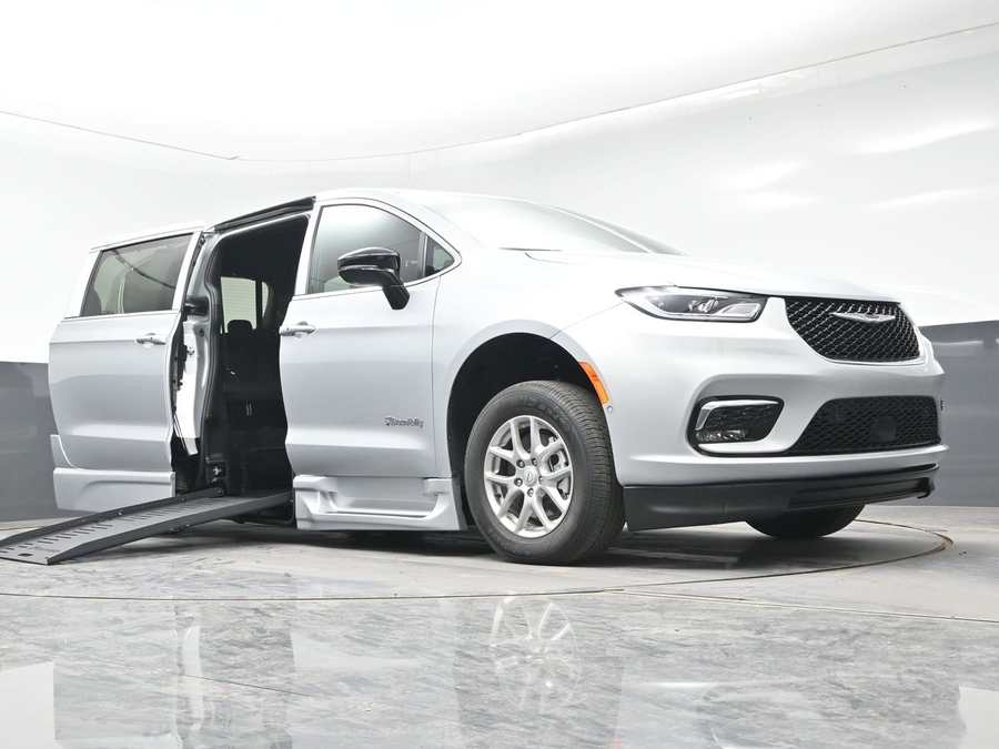 Silver Chrysler Pacifica image number 10