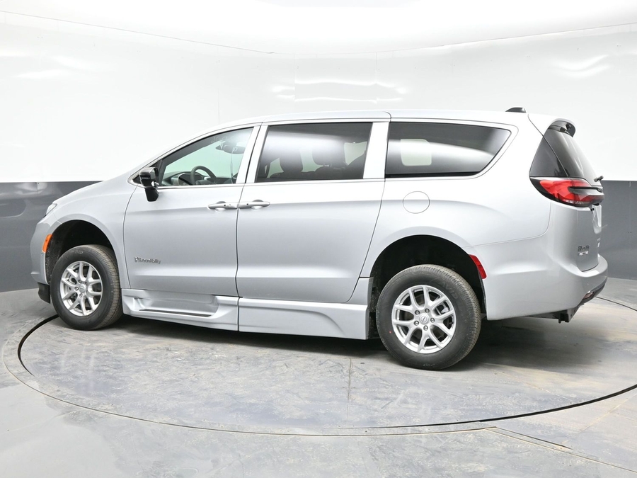 New 2026 Chrysler Pacifica Select Plus - BraunAbility Side Entry Entry In Floor Automatic Ramp