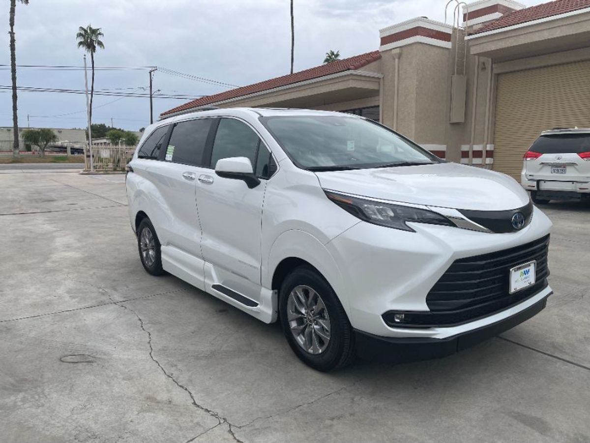 2025 Toyota Sienna XLE's photo