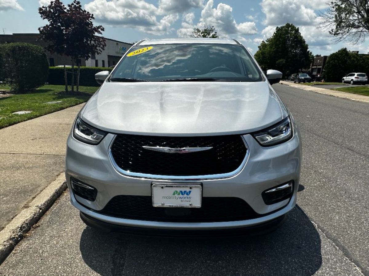 Silver Chrysler Pacifica image number 1
