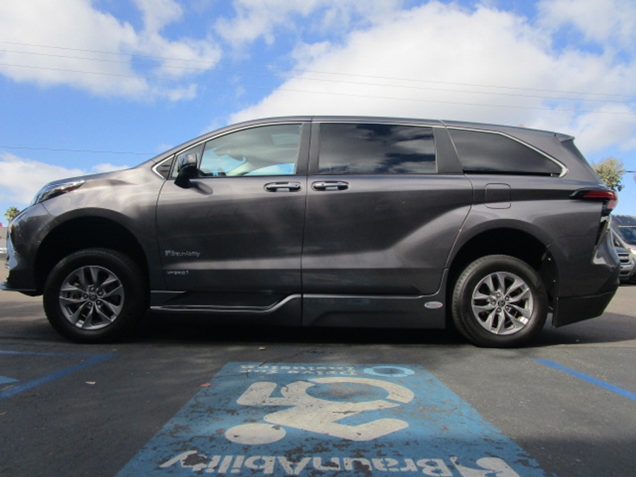 Used 2021 Toyota Sienna Hybrid XLE Base - BraunAbility Side Entry Entry Fold Out Automatic Ramp