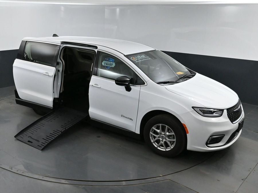 Used 2024 Chrysler Pacifica Touring L - BraunAbility Side Entry Entry Fold Out Manual Ramp