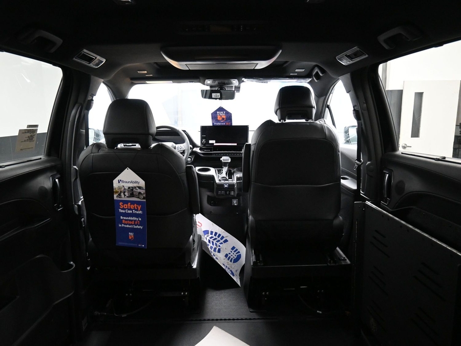 Black Toyota Sienna image number 14