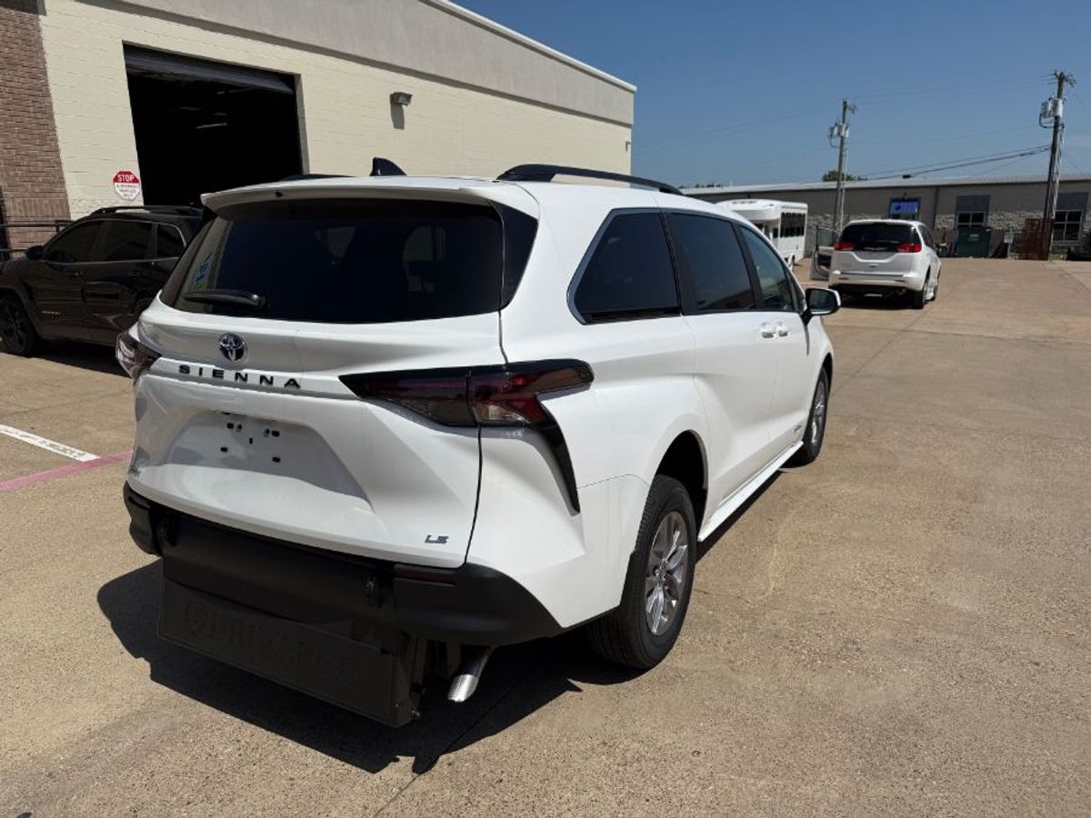 White Toyota Sienna image number 6