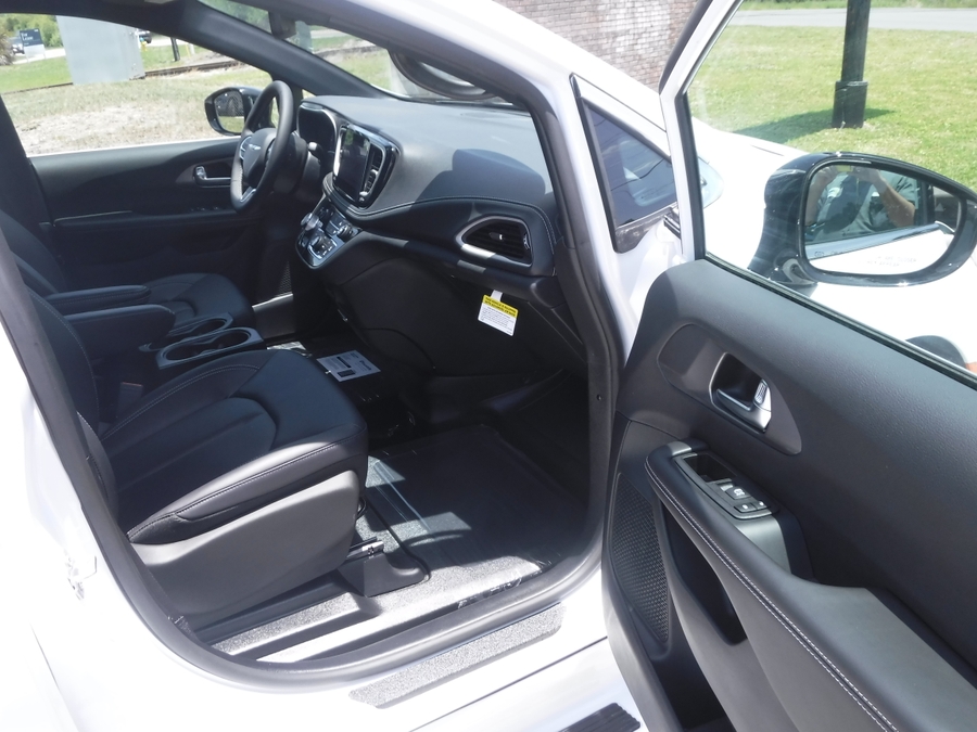 White Chrysler Pacifica image number 11