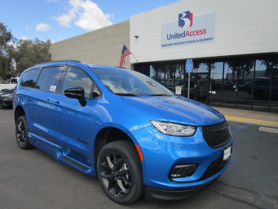 New 2026 Chrysler Pacifica Select Sport - BraunAbility Side Entry Entry In Floor Automatic Ramp