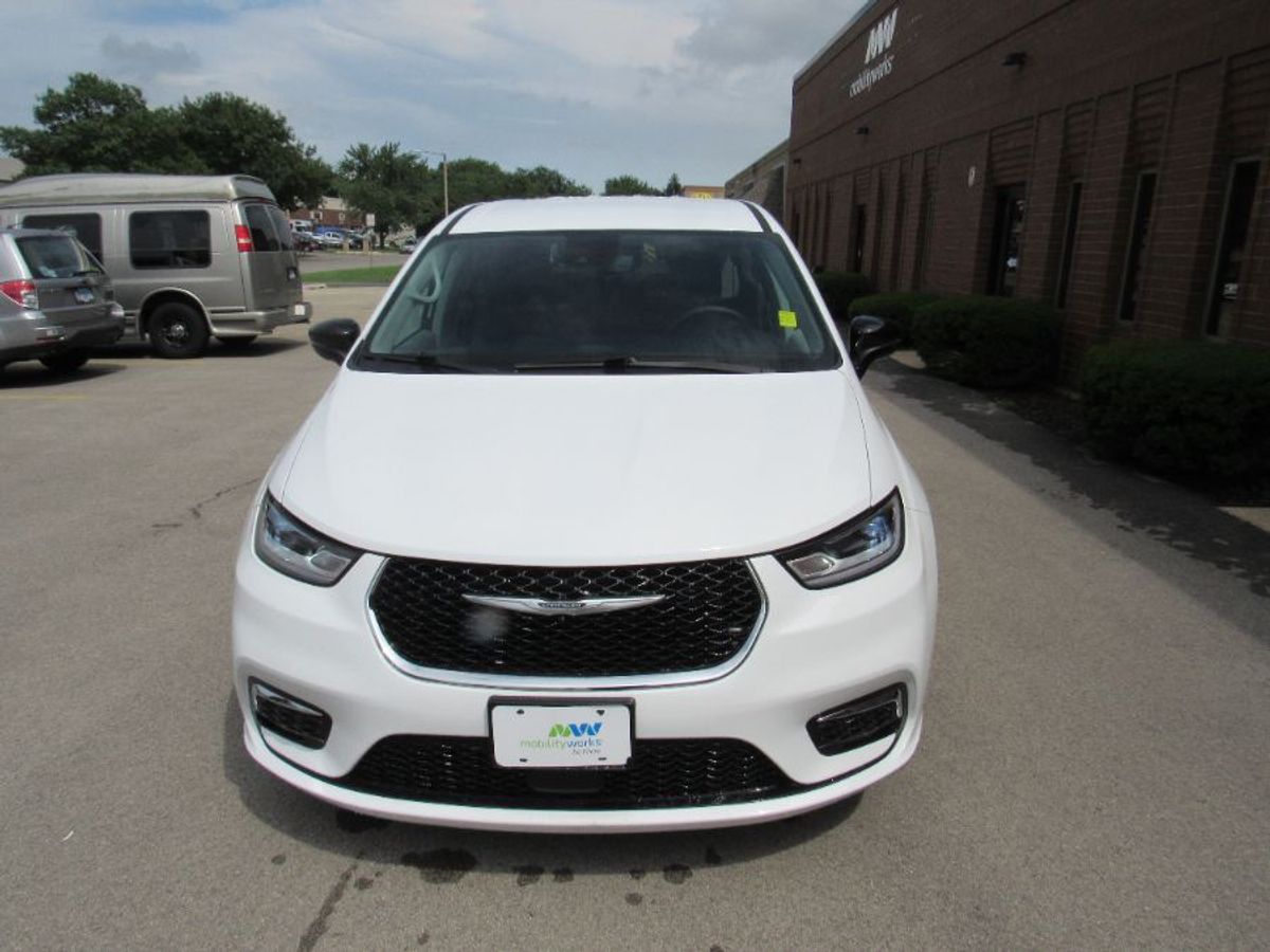 White Chrysler Pacifica image number 3