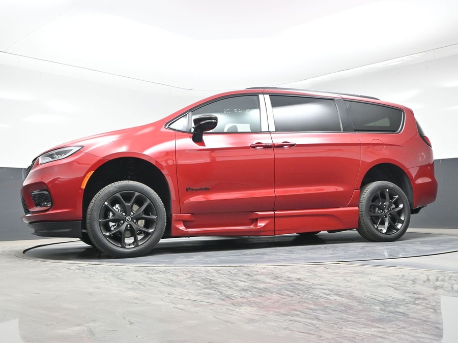 Red Chrysler Pacifica image number 19