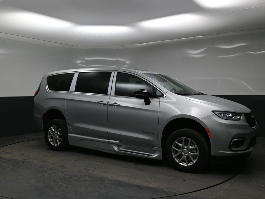 New 2026 Chrysler Pacifica Select Plus - BraunAbility Side Entry Entry In Floor Automatic Ramp