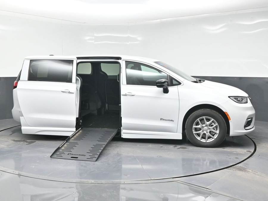 White Chrysler Pacifica image number 7