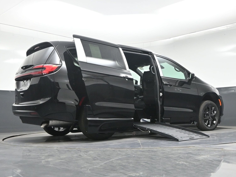 Black Chrysler Pacifica image number 19
