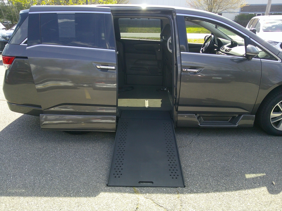 Silver Honda Odyssey image number 1