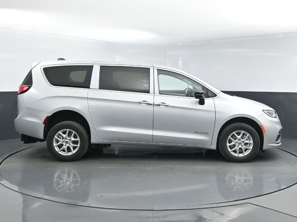 Silver Chrysler Pacifica image number 21