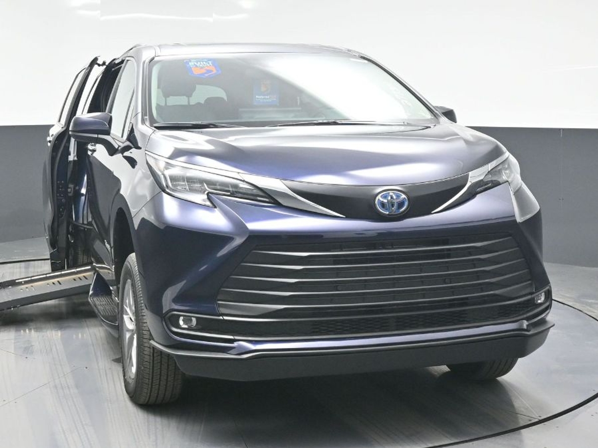 2025 TOYOTA SIENNA - Image 2