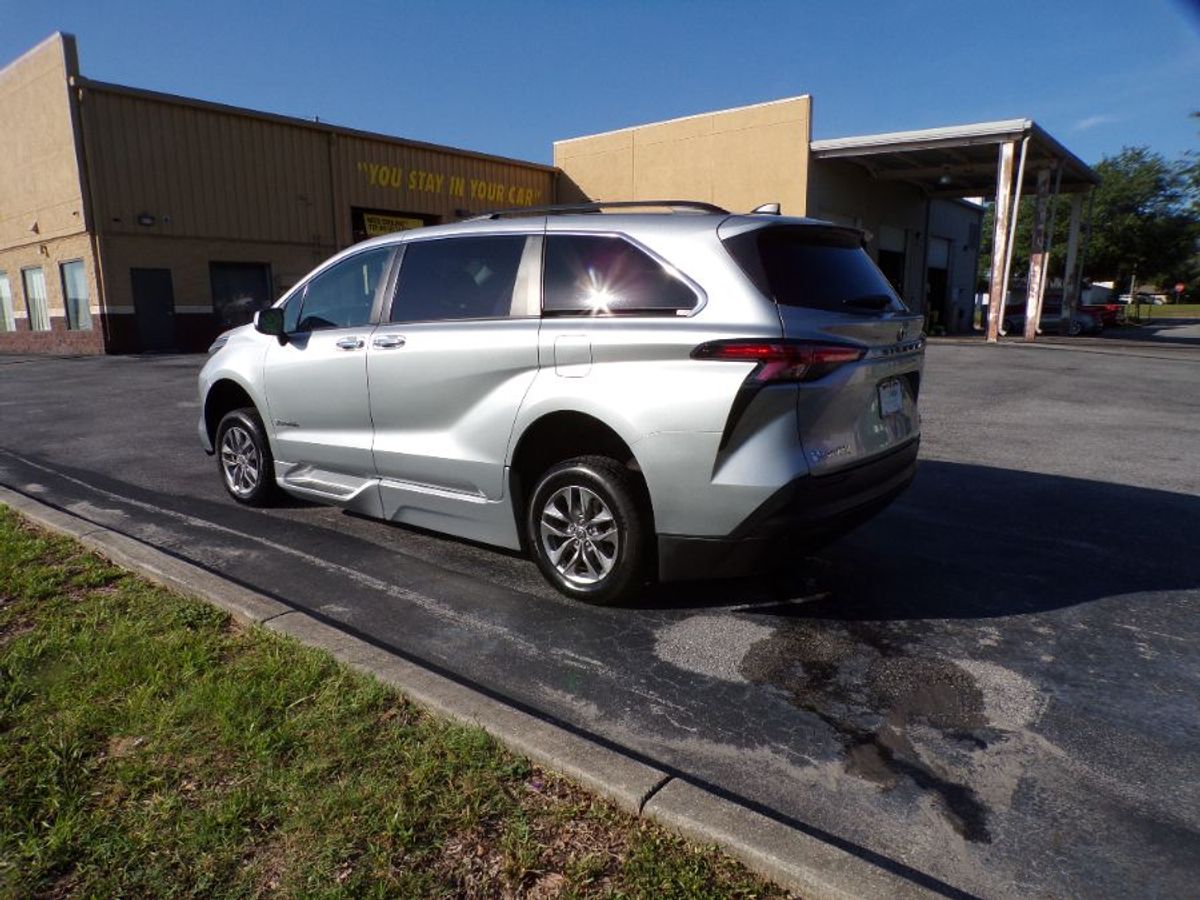 Silver Toyota Sienna image number 5