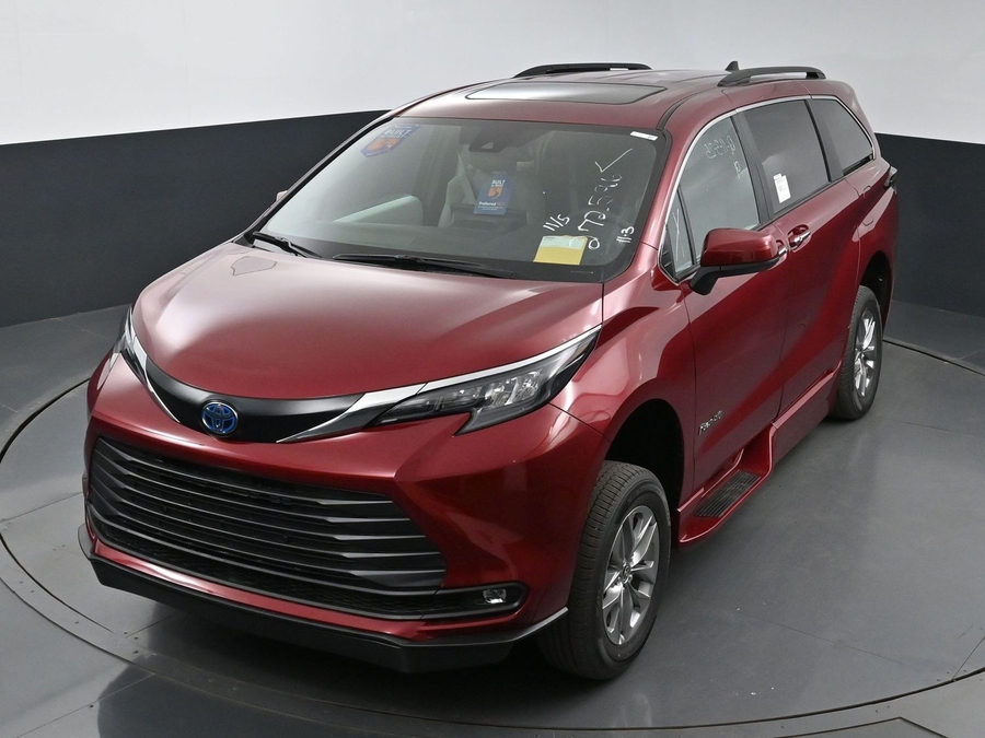 New 2025 Toyota Sienna Hybrid XLE Plus - BraunAbility Side Entry Entry In Floor Automatic Ramp