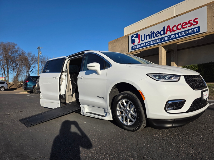 2022 Chrysler Pacifica Touring L's photo