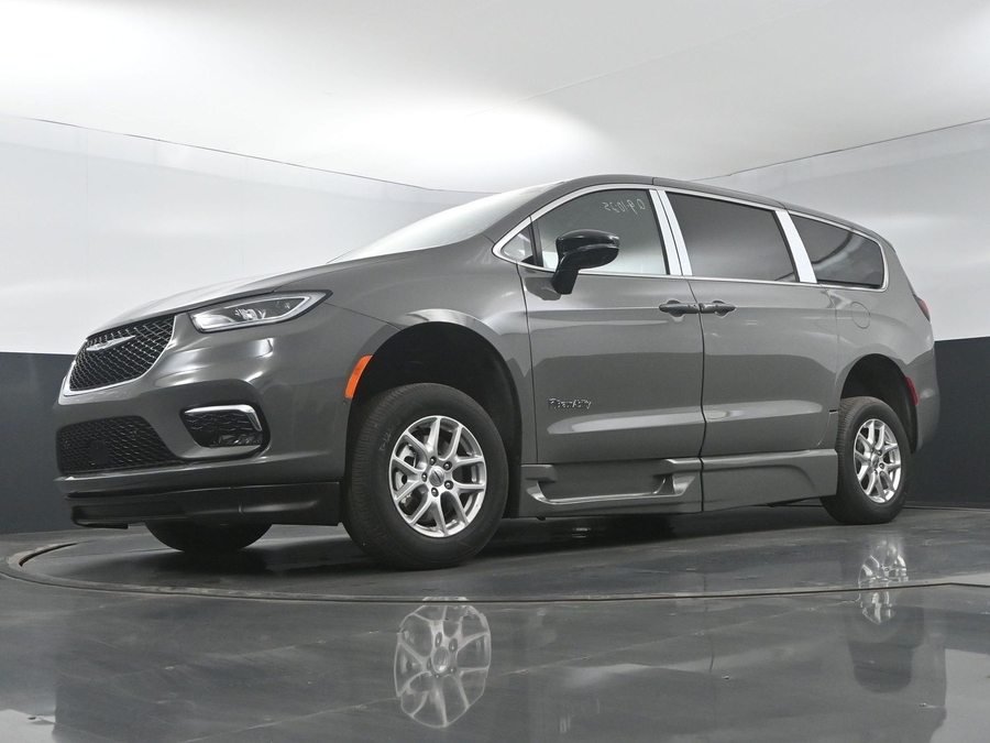 New 2025 Chrysler Pacifica Select Safety - BraunAbility Side Entry Entry Fold Out Automatic Ramp