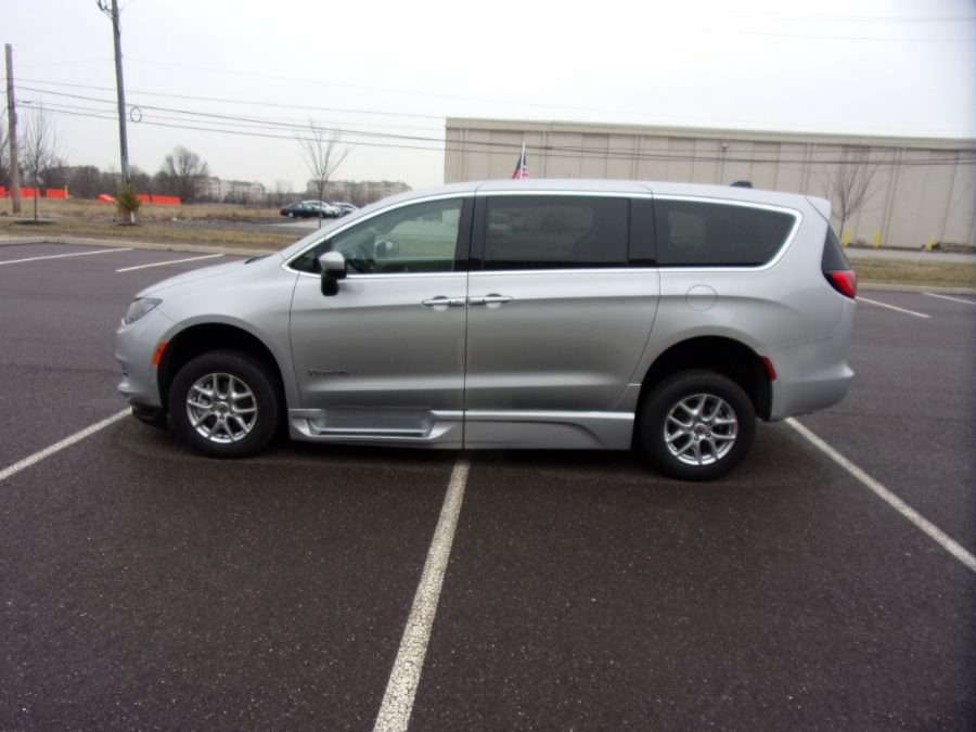 Silver Chrysler Voyager image number 4