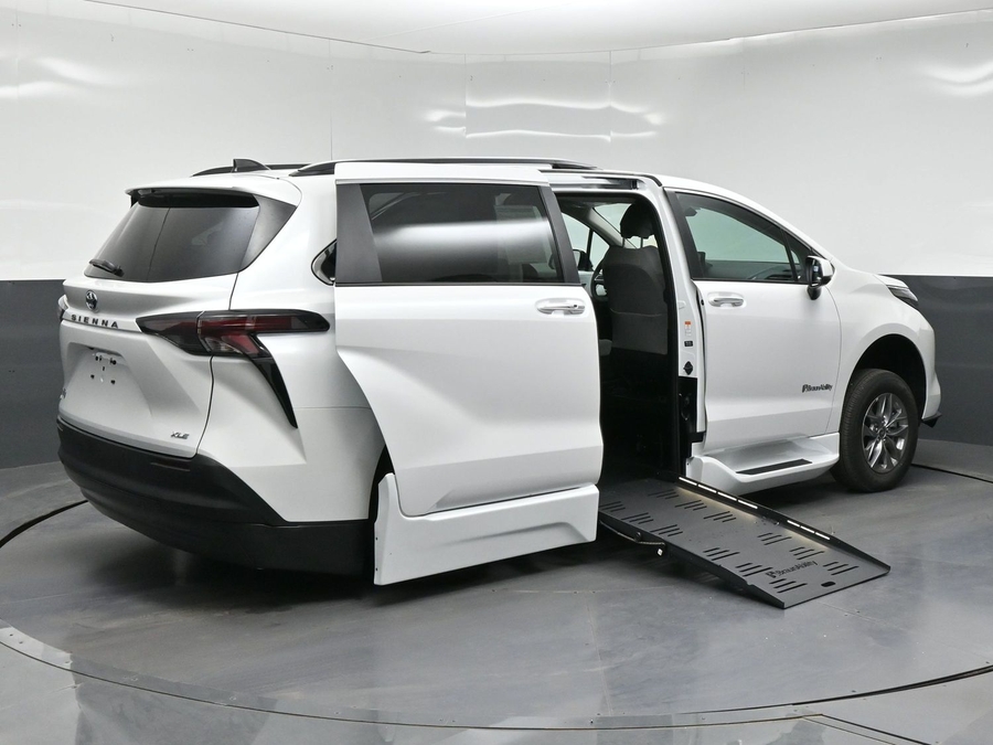 White Toyota Sienna image number 4