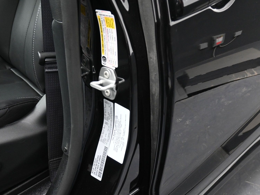 Black Chrysler Pacifica image number 23