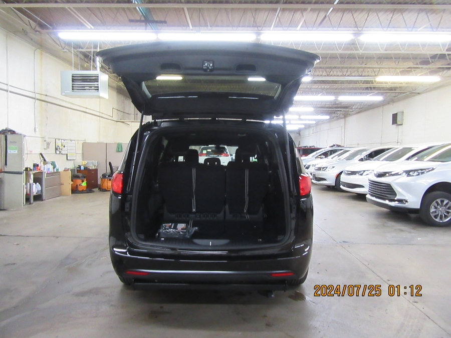 Black Chrysler Voyager image number 1
