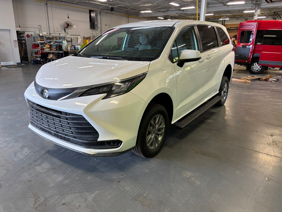 White Toyota Sienna image number 1