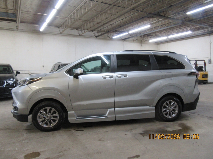 Silver Toyota Sienna image number 8