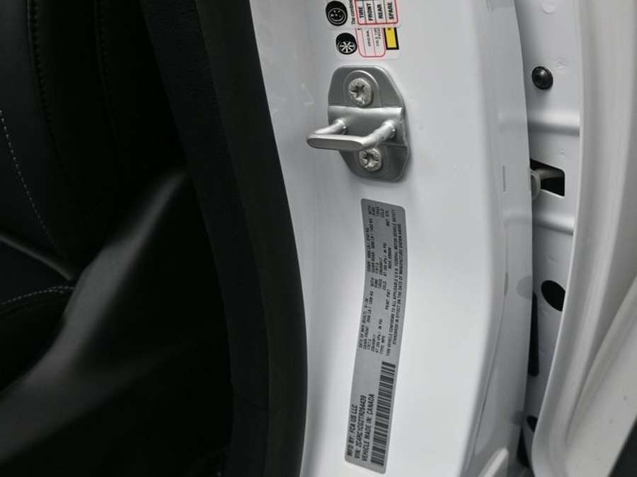 White Chrysler Voyager image number 15
