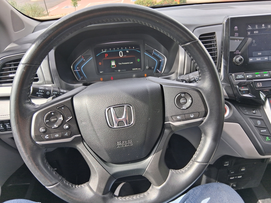 Silver Honda Odyssey image number 3