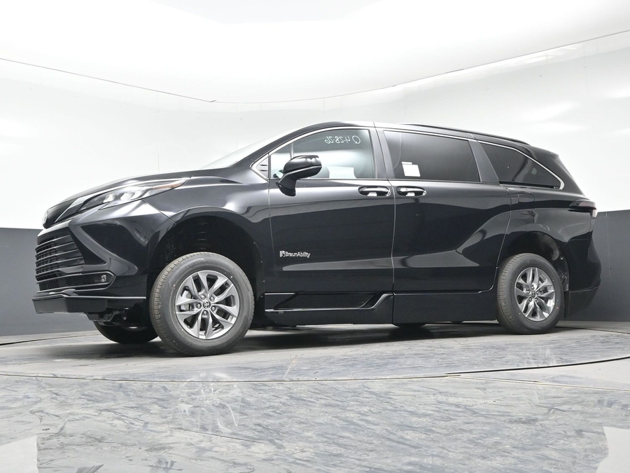 New 2026 Toyota Sienna Hybrid XLE Base - BraunAbility Side Entry Entry Fold Out Automatic Ramp