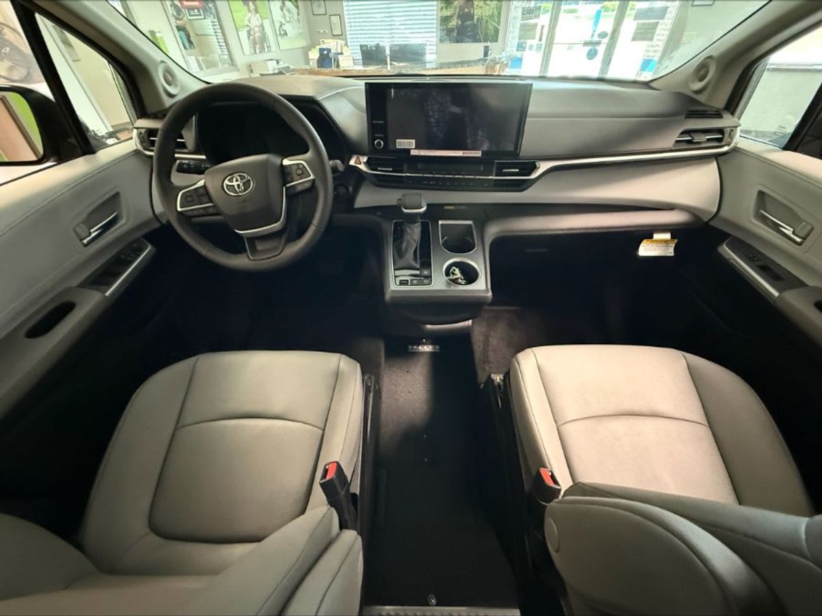 Silver Toyota Sienna image number 8