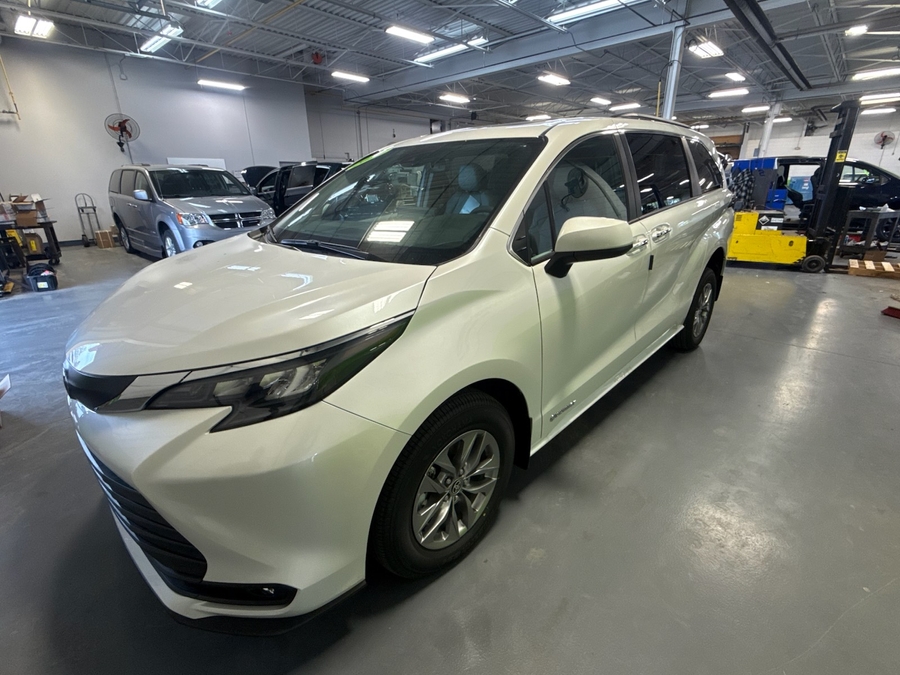 White Toyota Sienna image number 2