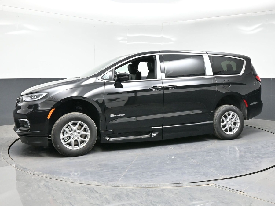 New 2026 Chrysler Pacifica Select Plus - BraunAbility Side Entry Entry Fold Out Automatic Ramp
