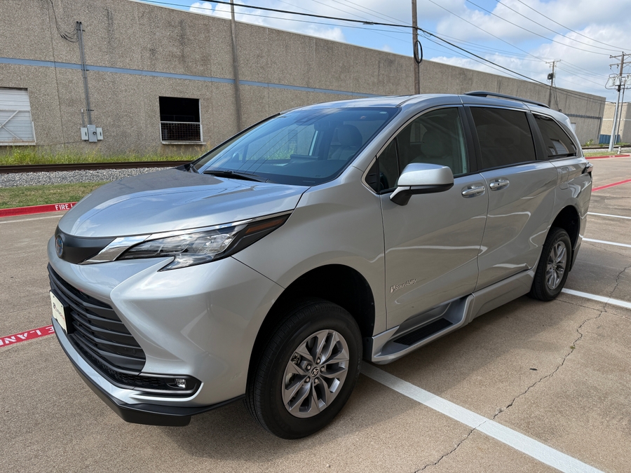 Used 2025 Toyota Sienna Hybrid XLE - BraunAbility Side Entry Entry Fold Out Automatic Ramp