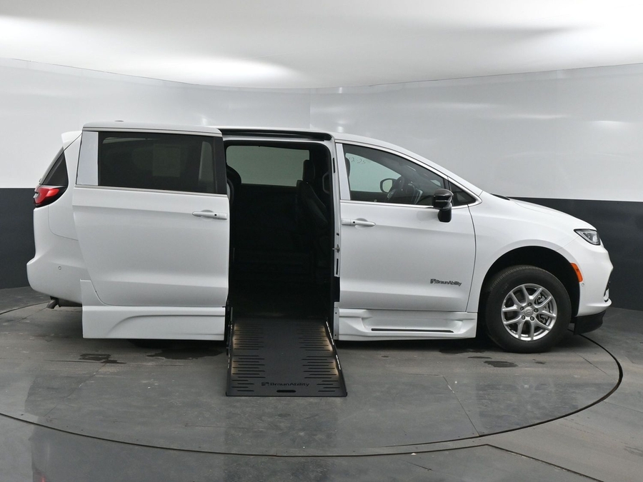 New 2025 Chrysler Pacifica Select Safety - BraunAbility Side Entry Entry Fold Out Automatic Ramp