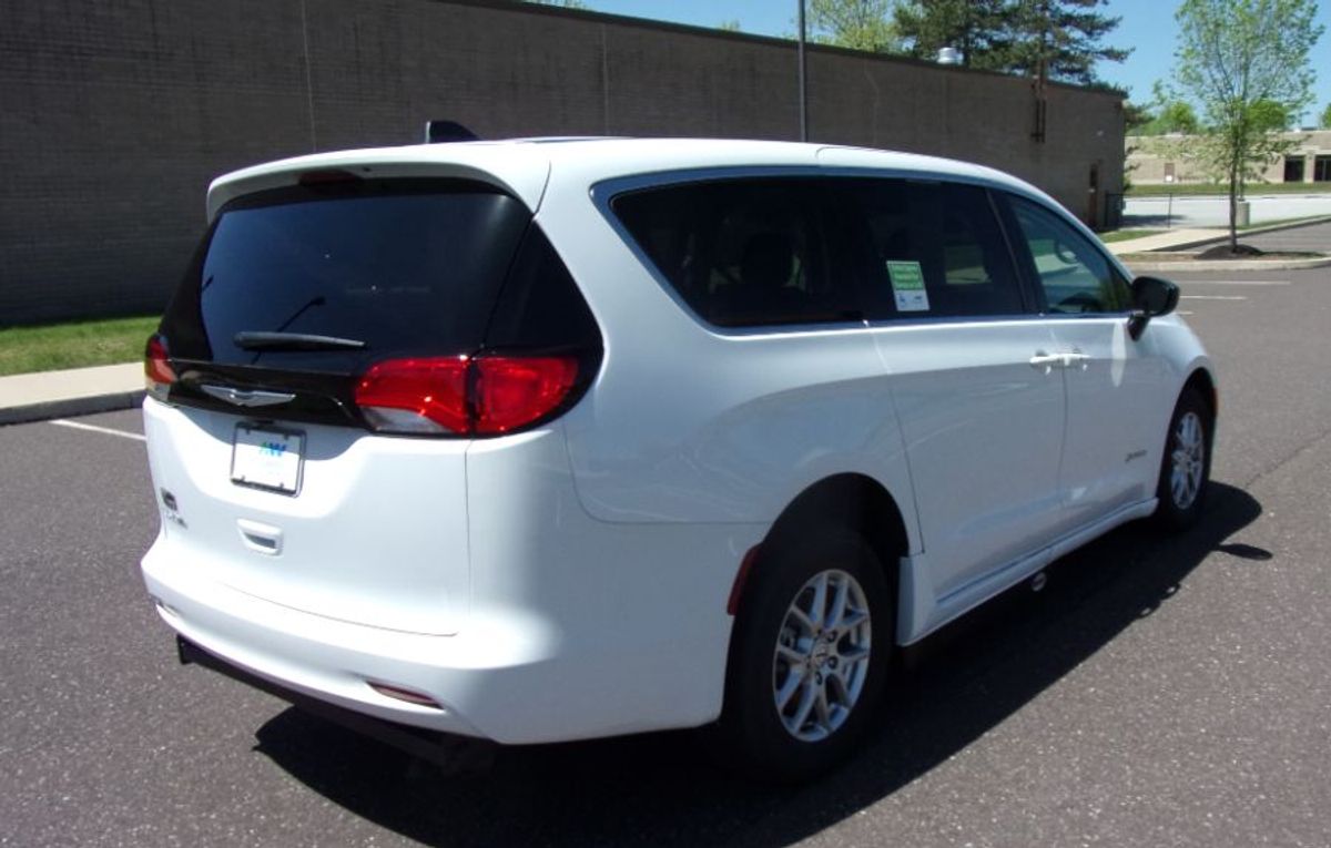 White Chrysler Voyager image number 6