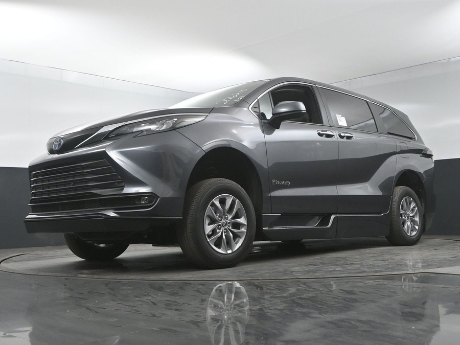 New 2025 Toyota Sienna Hybrid XLE Base - BraunAbility Side Entry Entry Fold Out Automatic Ramp