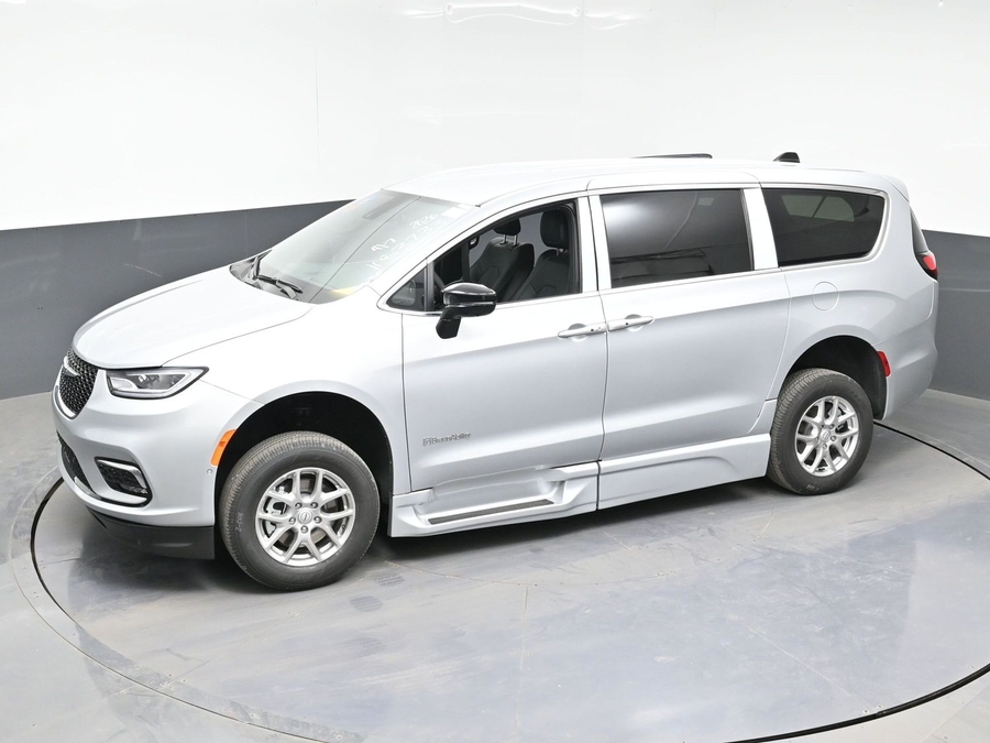 Silver Chrysler Pacifica image number 21