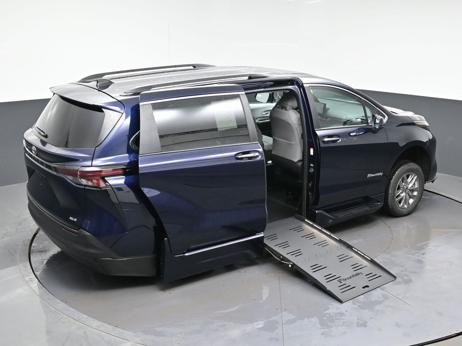 New 2026 Toyota Sienna Hybrid XLE Base - BraunAbility Side Entry Entry Fold Out Automatic Ramp